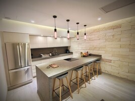 Microondas, placa de cocina, plancha de cocina, utensilios de cocina