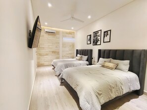 Cubrecamas, minibar, decoración personalizada y muebles diferentes 
