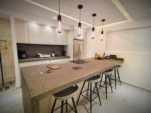 Apartamento | Cozinha privada | Micro-ondas, cooktop, chapa, talheres/pratos/utensílios de cozinha
