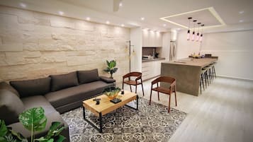 アパートメント | リビング エリア | 65 インチのスマートテレビ (デジタル放送視聴可)、テレビ、Netflix