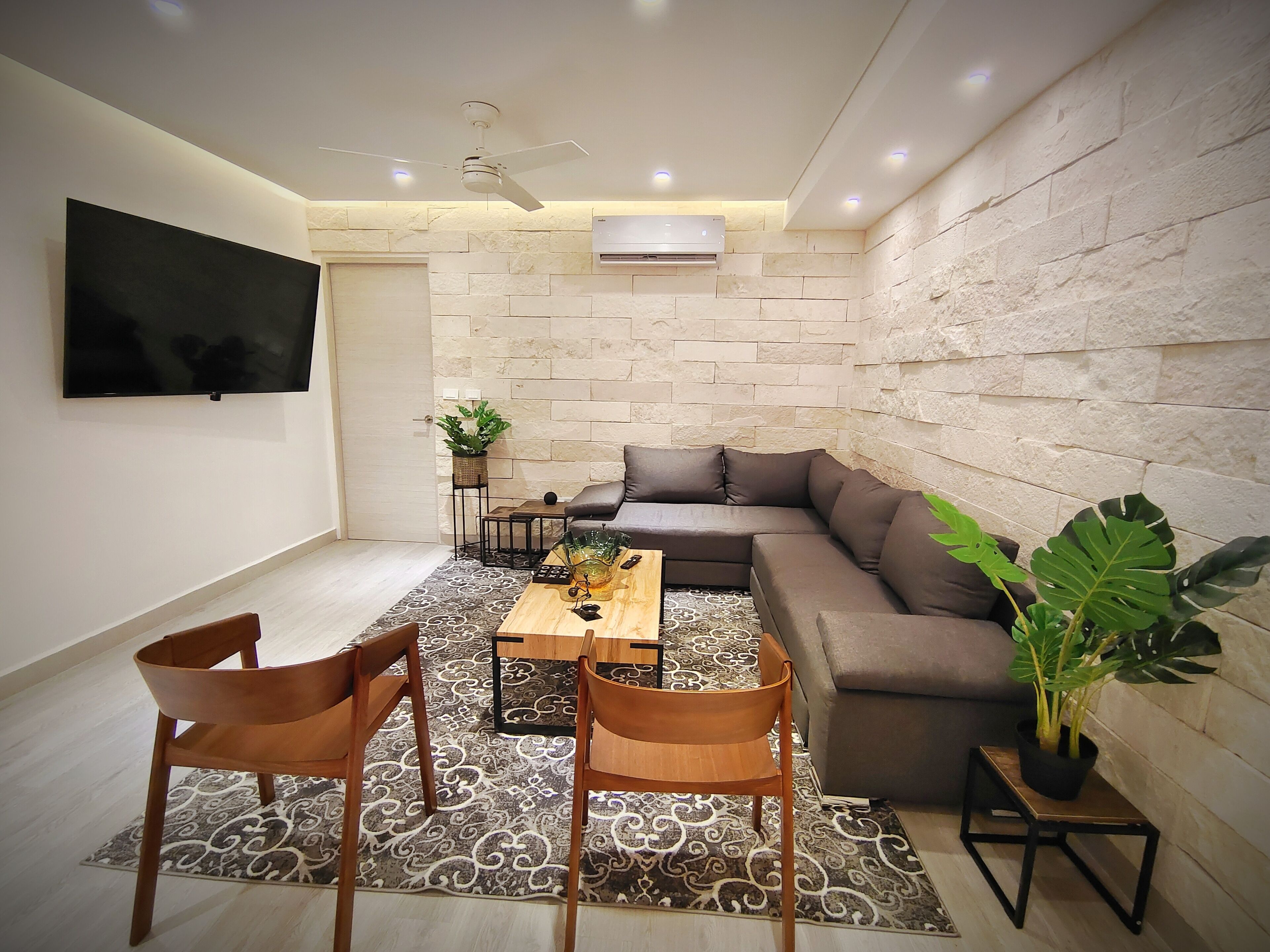 Appartement | Coin séjour | TV connectée de 65 pouces avec chaînes numériques, télévision, Netflix