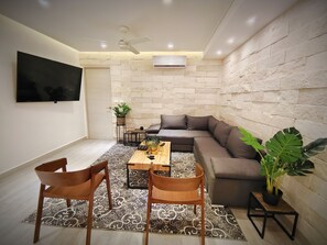 อพาร์ทเมนท์ | บริเวณนั่งเล่น | สมาร์ททีวี 65 นิ้ว พร้อมช่องดิจิตอล, ทีวี, Netflix