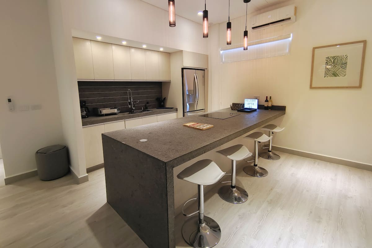Appartamento | Cucina privata | Microonde, piano cottura, piastra, pentole/stoviglie/utensili