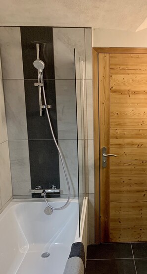 Baignoire, sĂšche-cheveux, serviettes fournies, papier toilette