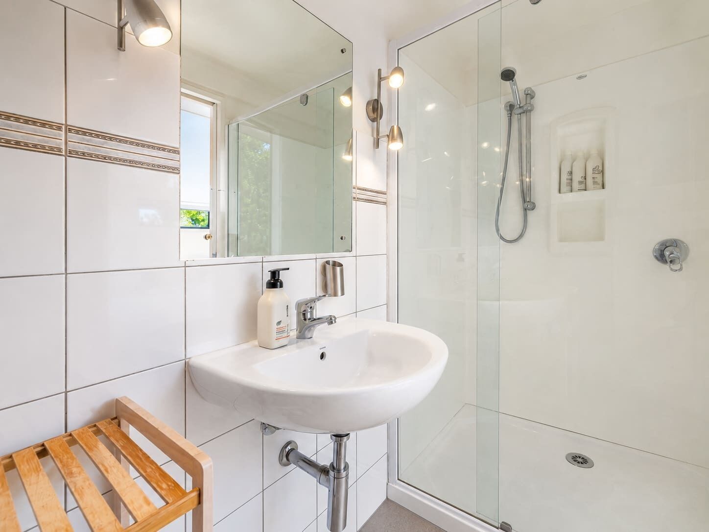 Shower, hair dryer, towels, shampoo