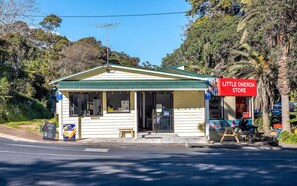 Exterior - Aqua Sands - Studio 2 - Opposite Little Oneroa (Waiheke Island)