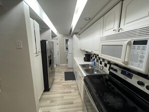 Private kitchen - Two King Bedrooms + Separate Studio-Family/Groups (Fort Lauderdale)