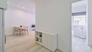 Ein modernes Apartment mit Essbereich, einem weißen Schrank und einem Fenster mit Blick.