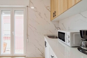 Fridge, microwave, oven, stovetop - Delta Apartment (Setúbal)