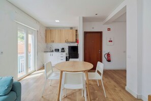 Dining - Delta Apartment (Setúbal)