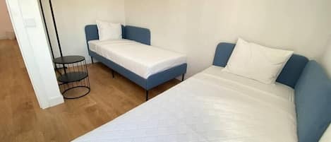 2 quartos, escrivaninha, ferros/tábuas de passar roupa, berço de viagem
