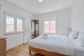 2 bedrooms, desk, iron/ironing board, travel crib - Delta Apartment (Setúbal)