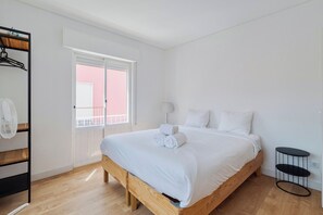 2 bedrooms, desk, iron/ironing board, travel crib - Delta Apartment (Setúbal)