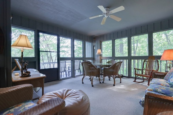 Smart TV, caminetto, libri, stampante