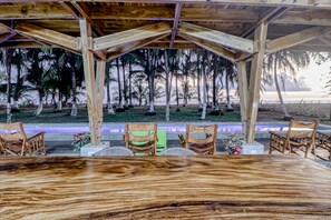 Outdoor dining - Open, dog-friendly, beachfront house with a private pool, pool spa, & WiFi (La Javilla)