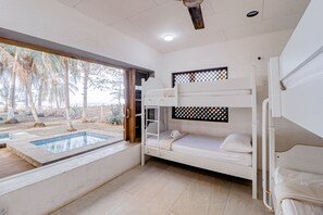 4 bedrooms, free Internet, bed sheets - Open, dog-friendly, beachfront house with a private pool, pool spa, & WiFi (La Javilla)
