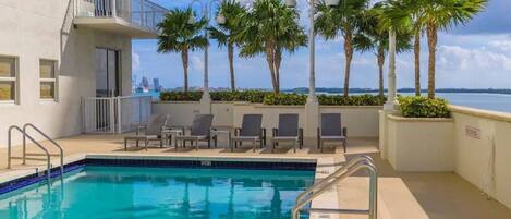 حمّام سباحة خارجي