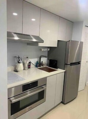 Réfrigérateur, four à micro-ondes, un four, surface de cuisson