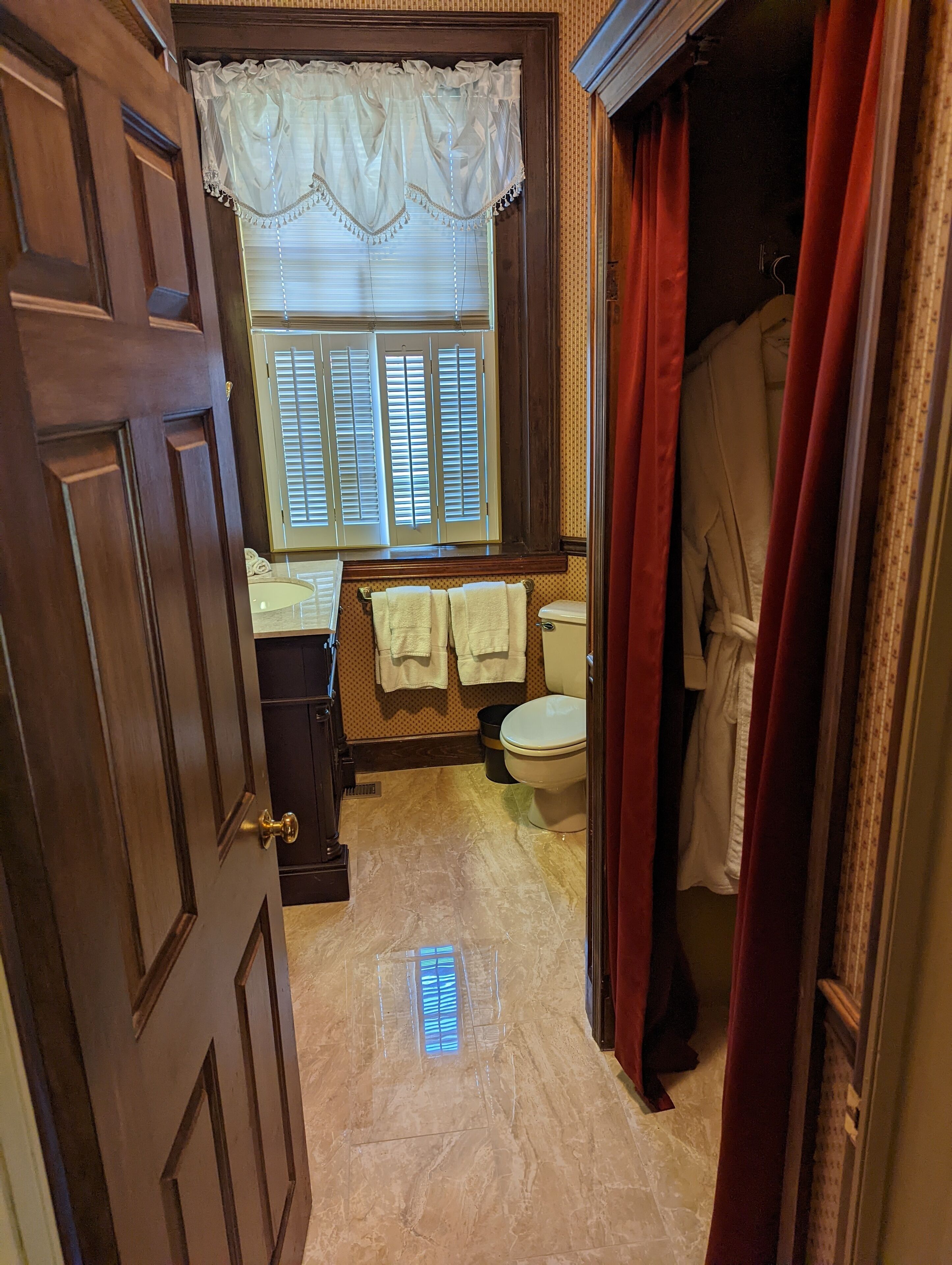 Chambre Majestueuse, 1 très grand lit | Salle de bain