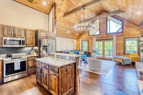 Relax in Style w/3 Master Suites, Game Rm, Hot Tub, Fire pit, Sauna & More!