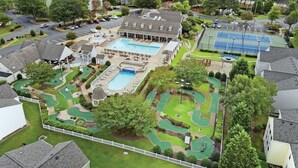 Ein Wohnhaus mit Schwimmbad, Tennisplatz und Golfplatz.