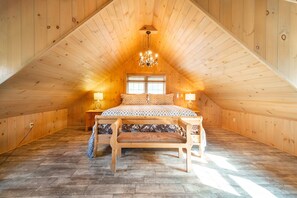 4 habitaciones, escritorio y tabla de planchar con plancha
