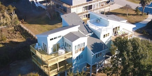 Une maison à plusieurs étages dotée d’un balcon, d’une terrasse et d’un garage.
