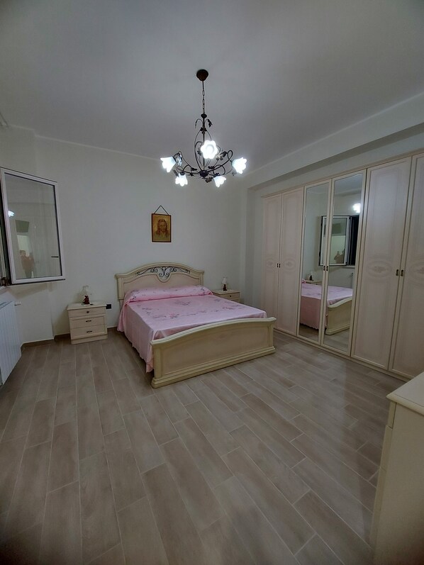 2 slaapkamers, een bureau, een strijkplank/strijkijzer, gratis wifi