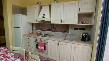 Kühlschrank, Ofen, Herdplatte, Wasserkocher mit Kaffee-/Teezubehör