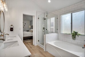 Combined shower/bathtub, hair dryer, towels - NEW! Modern & Cozy Home w/ Firepit (Temple)