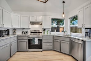 Kjøleskap, mikrobølgeovn, ovn og kokeplater