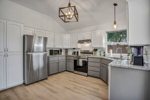 Refrigerador, microondas, horno y parrilla de estufa 
