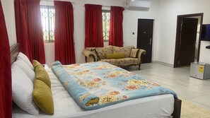 5 bedrooms, in-room safe, desk, iron/ironing board