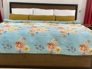 5 Schlafzimmer, Zimmersafe, Schreibtisch, Bügeleisen/Bügelbrett