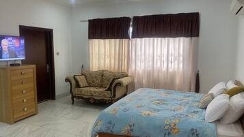 5 bedrooms, in-room safe, desk, iron/ironing board