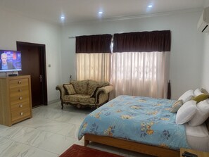5 bedrooms, in-room safe, desk, iron/ironing board - 5 Bedroom Luxurious Villa  (Accra)