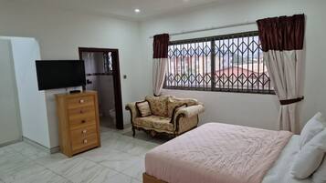 5 bedrooms, in-room safe, desk, iron/ironing board