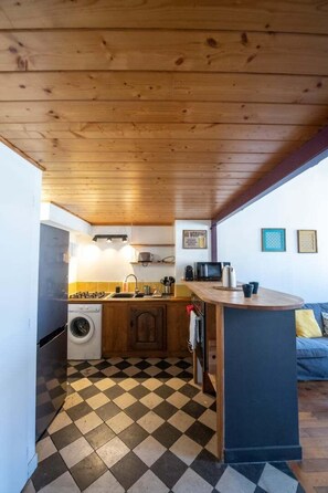 Fridge, microwave, oven, coffee/tea maker