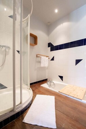 Banheira, secador de cabelo, toalhas de banho 