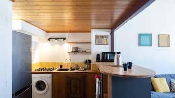 Een koelkast, een microgolfoven, een oven