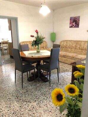 Dining - Home Holidays with terrace and beautiful panoramic view of the Apuan Alps (Crasciana)