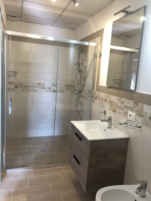 Shower, bidet - Home Holidays with terrace and beautiful panoramic view of the Apuan Alps (Crasciana)