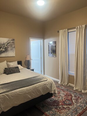 2 habitaciones, escritorio, tabla de planchar con plancha y wifi gratis