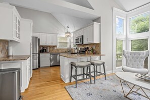 Kjøleskap, mikrobølgeovn, ovn og kokeplater