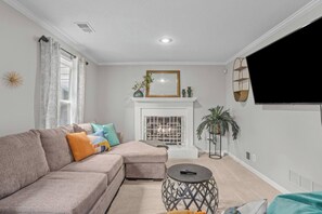 TV, offices - Spacious 5-Bed Home with Pool in Overland Par! 27 (Overland Park)