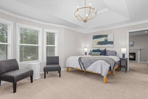 4 bedrooms, iron/ironing board, travel crib, free WiFi - Spacious 5-Bed Home with Pool in Overland Par! 27 (Overland Park)