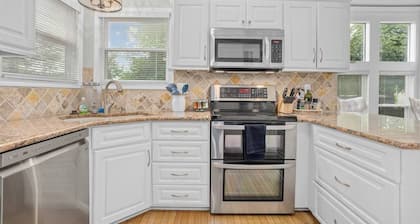 Spacious 5-Bed Home with Pool in Overland Par! 27