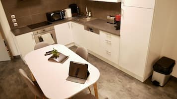 Coffee/tea maker, fridge, microwave, oven