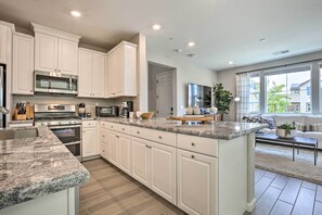 Fridge, microwave, stovetop, dishwasher - Relaxing Roseville Home w/ Outdoor Amenities (Roseville)