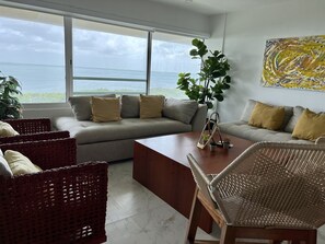 Smart TV - 3 bedroom penthouse on the beach. (Cancún)
